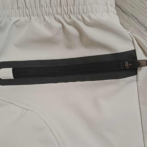 Women Stretchable Under Armour S/P (Small Petite) White Lightweight Shorts - Picture 7 of 7